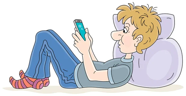面白い男の子は彼のベッドの上に横たわって スマートフォンで遊んで 白い背景に隔離されたベクトル漫画のイラスト ベクターグラフィックス
