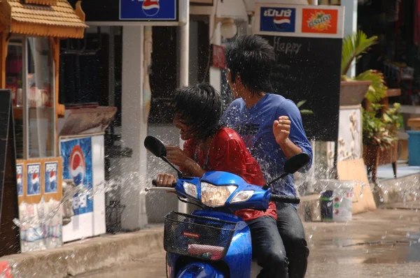 Rapazes num ciclomotor. Celebração do festival da água na Tailândia — Fotografia de Stock