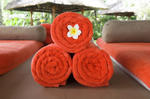 Tres toallas y flor de Frangipani — Foto de Stock