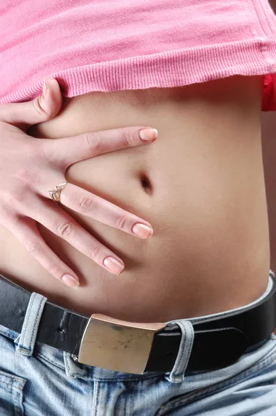 Polegares de mulher enganchado em jeans — Fotografia de Stock