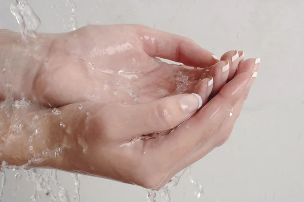 Mão da mulher e gota de água — Fotografia de Stock