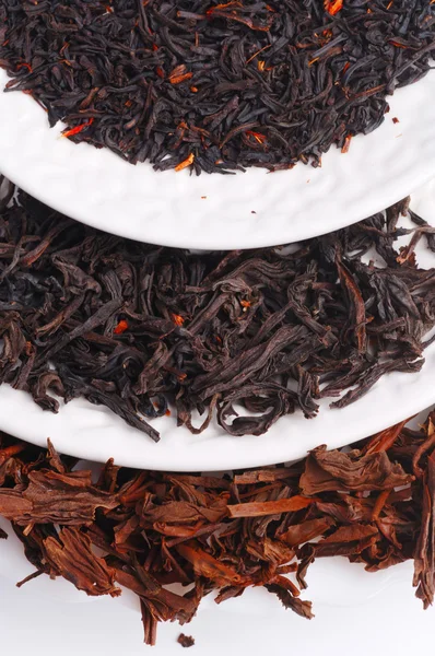 Крупним планом листя чаю на тарілці — стокове фото