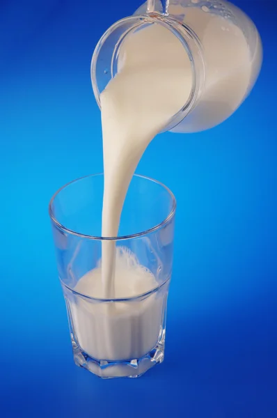 Vierte un vaso de leche —  Fotos de Stock