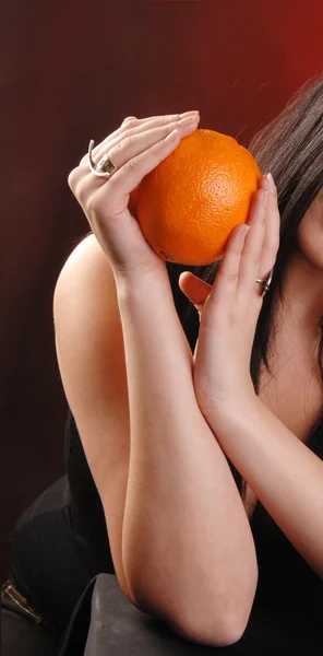 Orange in der Hand — Stockfoto