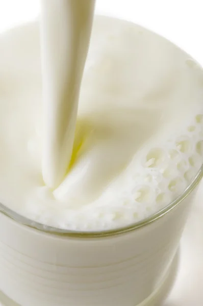 Despeje um copo de leite — Fotografia de Stock