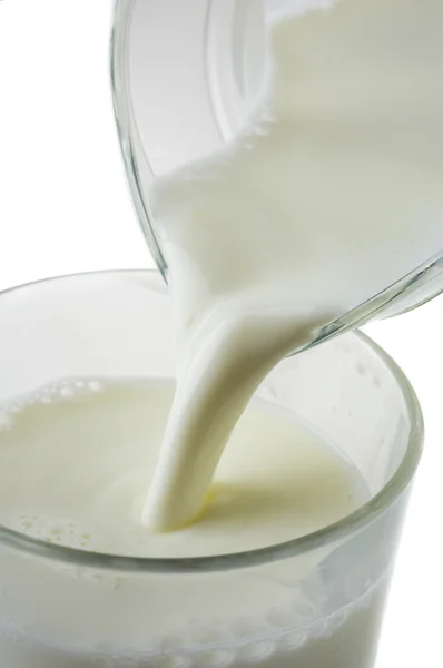 Giet een glas melk — Stockfoto