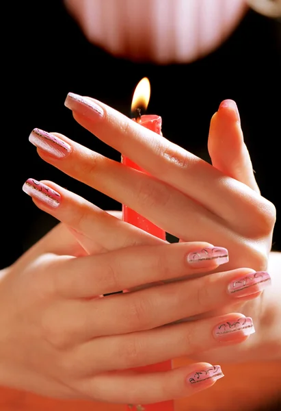 女人的手与蜡烛 — 图库照片