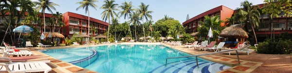 À beira da piscina — Fotografia de Stock