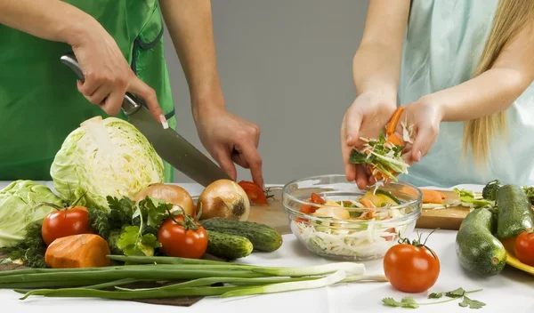 Anne ve kızı yemek hazırlama