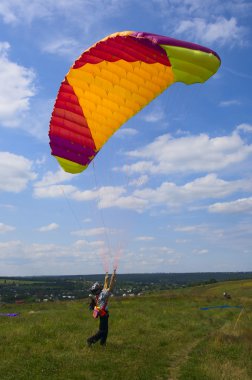 Paraşütle uçuyor.