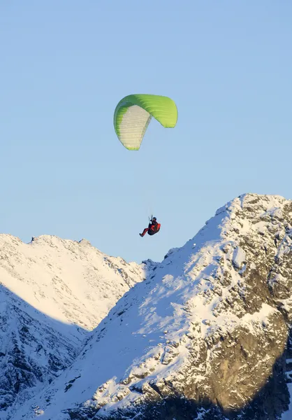 Flying with parachute — Stock Photo, Image