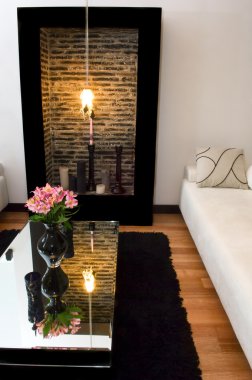 Oturma odasının içinde.