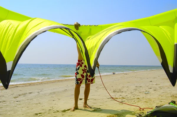 Men pack up the kite — Stock Photo, Image