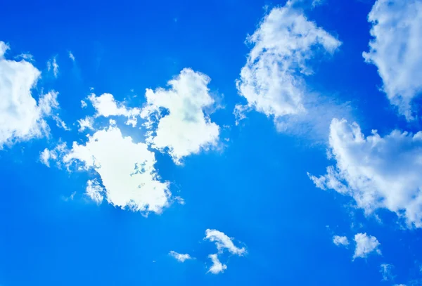 Sininen aurinkoinen taivas tausta — kuvapankkivalokuva