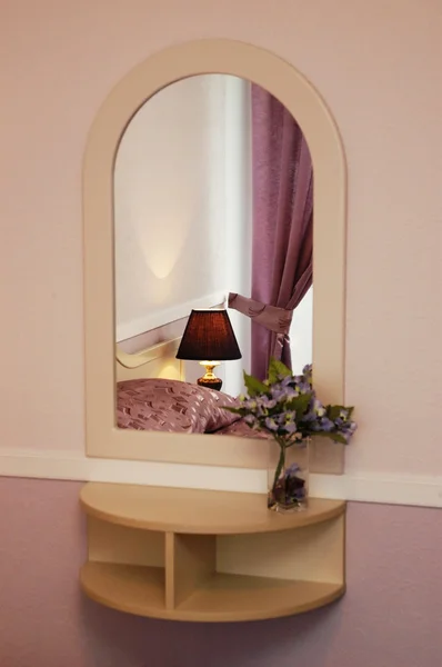 Πολυτελή καθρέφτη στο δωμάτιο του ξενοδοχείου — Φωτογραφία Αρχείου
