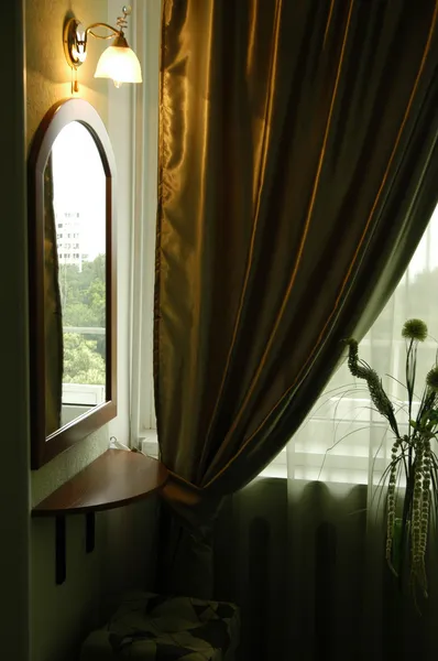 กระจกในห้องพักของโรงแรม — ภาพถ่ายสต็อก