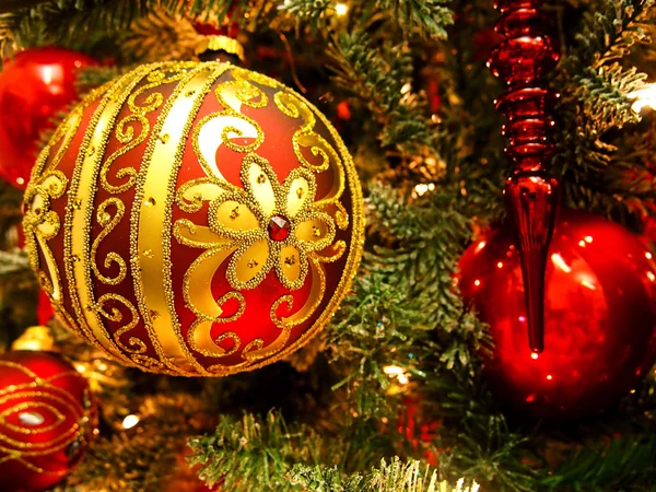 Decoraciones rojas en el árbol de Navidad — Foto de Stock