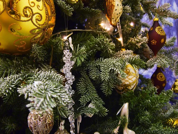 Decorações douradas na árvore de Natal — Fotografia de Stock