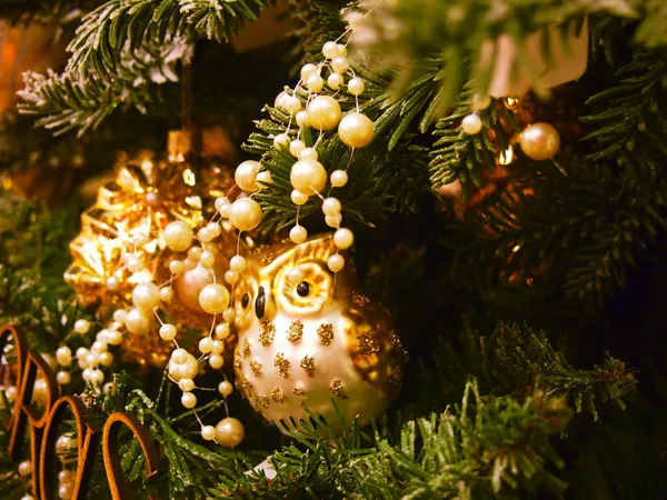 Décorations dorées sur l'arbre de Noël — Photo