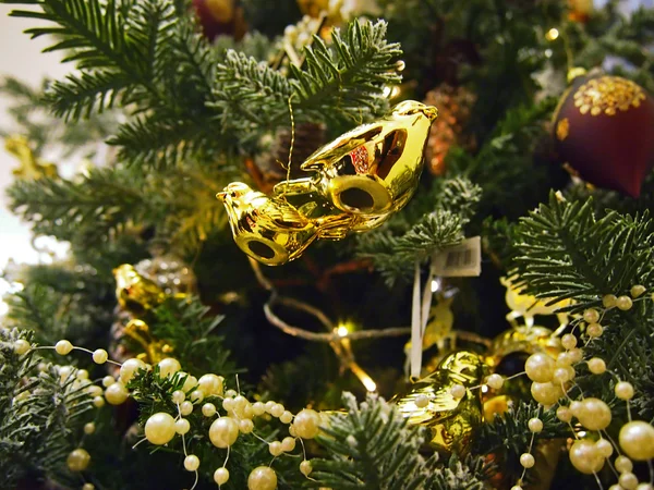 Decorações em uma árvore de Natal — Fotografia de Stock