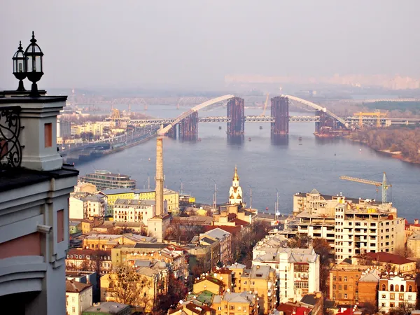 St Andrew's kilise semtinden Podil görüntüleyin