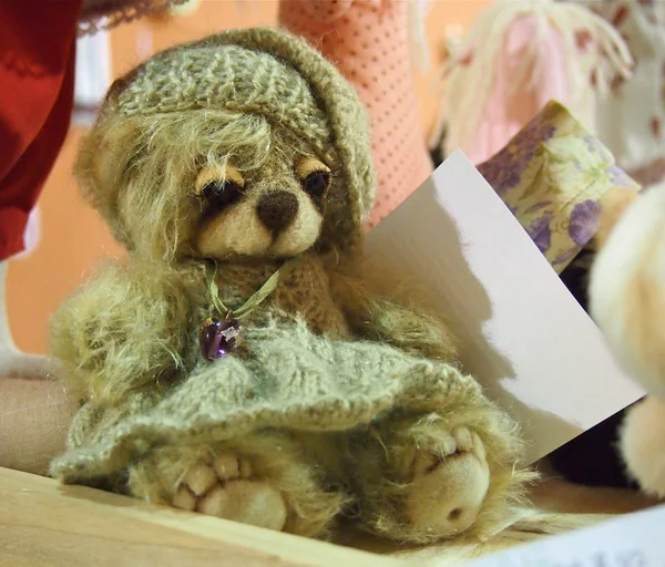Urso de pelúcia em chapéu e vestido — Fotografia de Stock