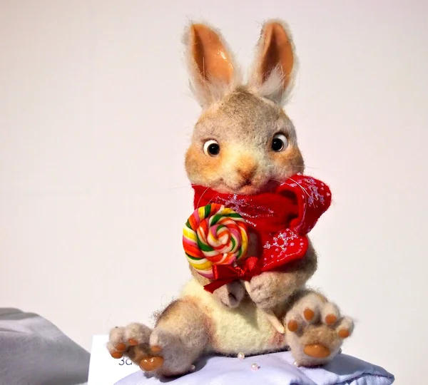 Leksak kanin med godis Stockbild