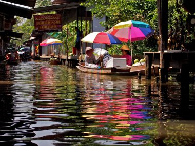 insanlar teknelerde Market Pattaya