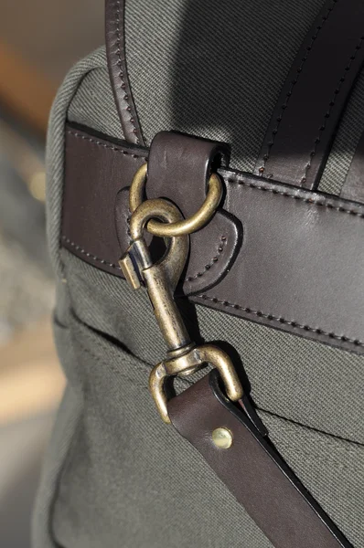 Primer plano de una cremallera medio abierta en una bolsa verde . — Foto de Stock