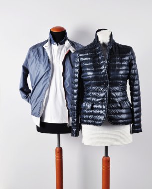 mankenin üzerinde erkek ve kadın giyim