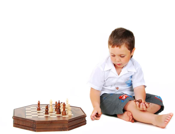 Chico jugando ajedrez Imágenes De Stock Sin Royalties Gratis