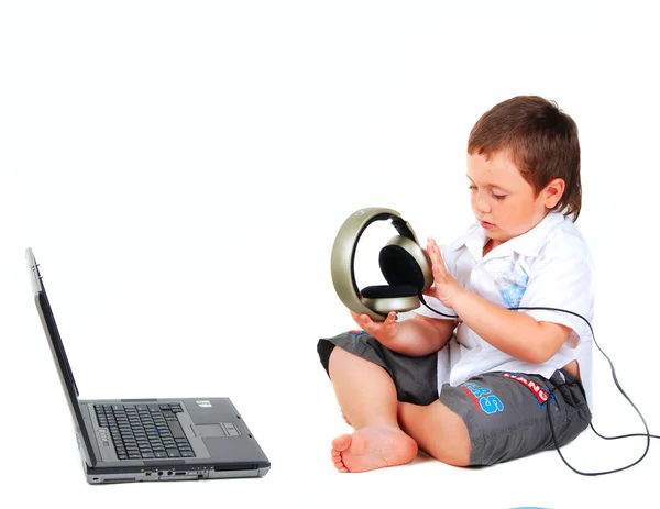 Niño, ordenador, auriculares sobre fondo blanco Fotos De Stock Sin Royalties Gratis