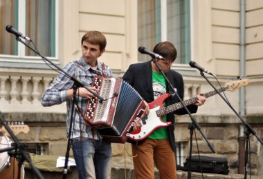 Lviv, Ukrayna - 14 Eylül: Ukraynalı ünlü müzik grubu los colorados şarkı 19 lviv Uluslararası Kitap forum 14 Eylül 2011 lviv, Ukrayna.
