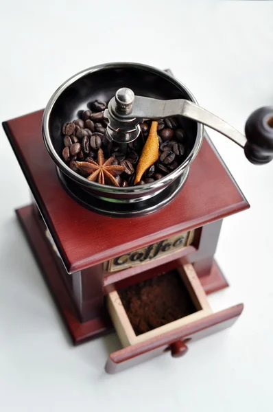 Macinino da caffè vecchio stile con chicchi di caffè — Foto Stock