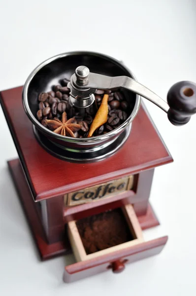 Macinino da caffè vecchio stile con chicchi di caffè — Foto Stock
