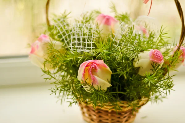 Belo buquê de rosas brancas e rosa em uma cesta — Fotografia de Stock