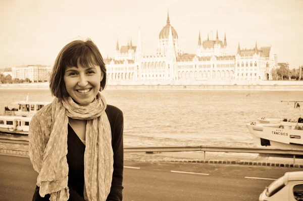 Ung kvinnlig turist nära Ungerns parlamentsbyggnad — Stockfoto