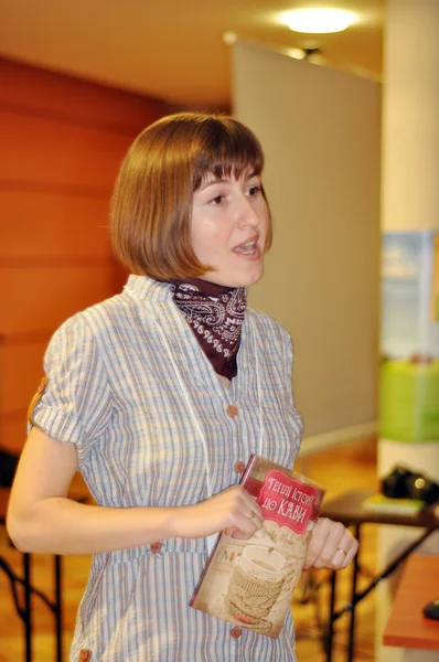 Präsentation des europäischen christlichen Buches des Jahres 2012, "Warme Geschichten zur Kaffeezeit" von nadiyka gerbish, am 04. Oktober 2012 auf dem Marktplatz in Budapest, Ungarn. — Stockfoto