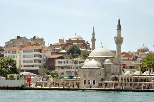 Istanbul moskee op de oever van de Bosporus — Stockfoto