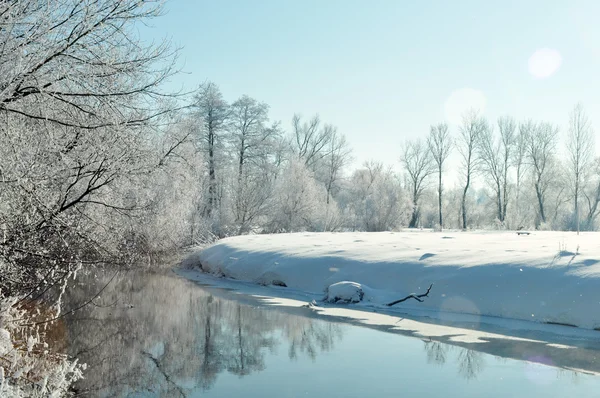 Όμορφη θέα στον ποταμό χειμώνα Royalty Free Φωτογραφίες Αρχείου