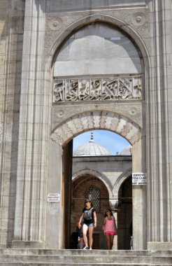 turistler valide sultan Camii yakınında