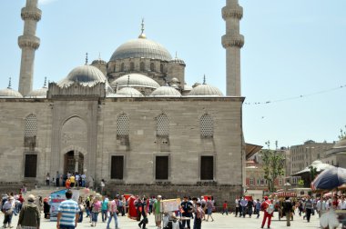 turistler valide sultan Camii yakınında