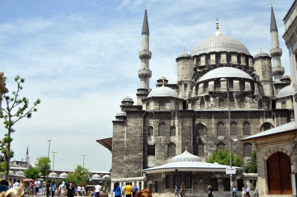 Turister nära valide sultan mosque — Stockfoto