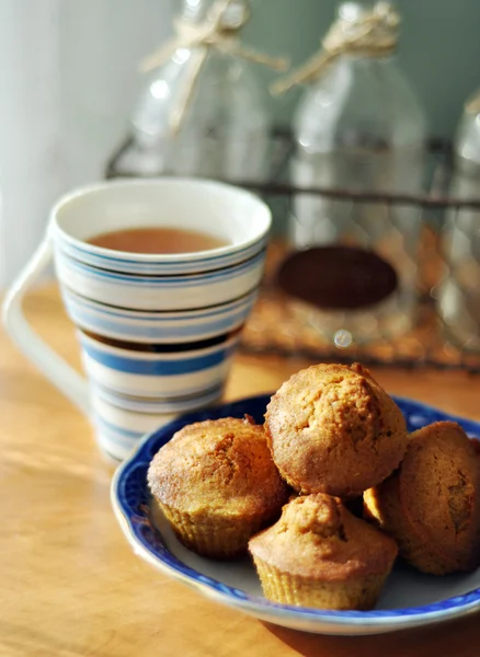 Cupcake e tè al tavolo della cucina — Foto Stock