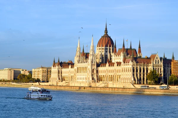 O edifício do Parlamento húngaro é a sede da Assembleia Nacional da Hungria, um dos edifícios legislativos mais antigos da Europa. — Fotografia de Stock