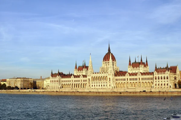 Gebouw van het Hongaarse Parlement is de zetel van de nationale vergadering van Hongarije, een van Europa's oudste wetgevende gebouwen — Stockfoto