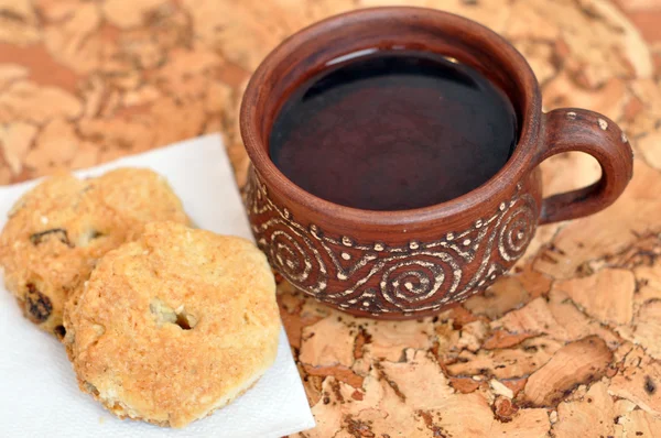 Une tasse de thé et des biscuits faits maison — Photo