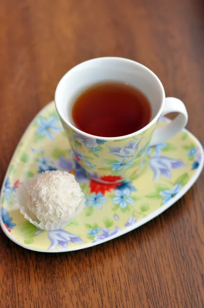 Klein kopje thee en een raffaello — Stockfoto