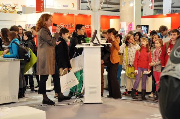 Autor presentando su libro en la feria del Libro de Leipzig — Foto de Stock