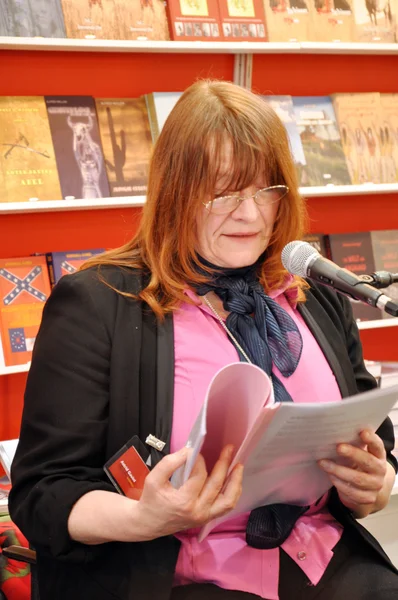 Autor presentando su libro en la feria del Libro de Leipzig — Foto de Stock